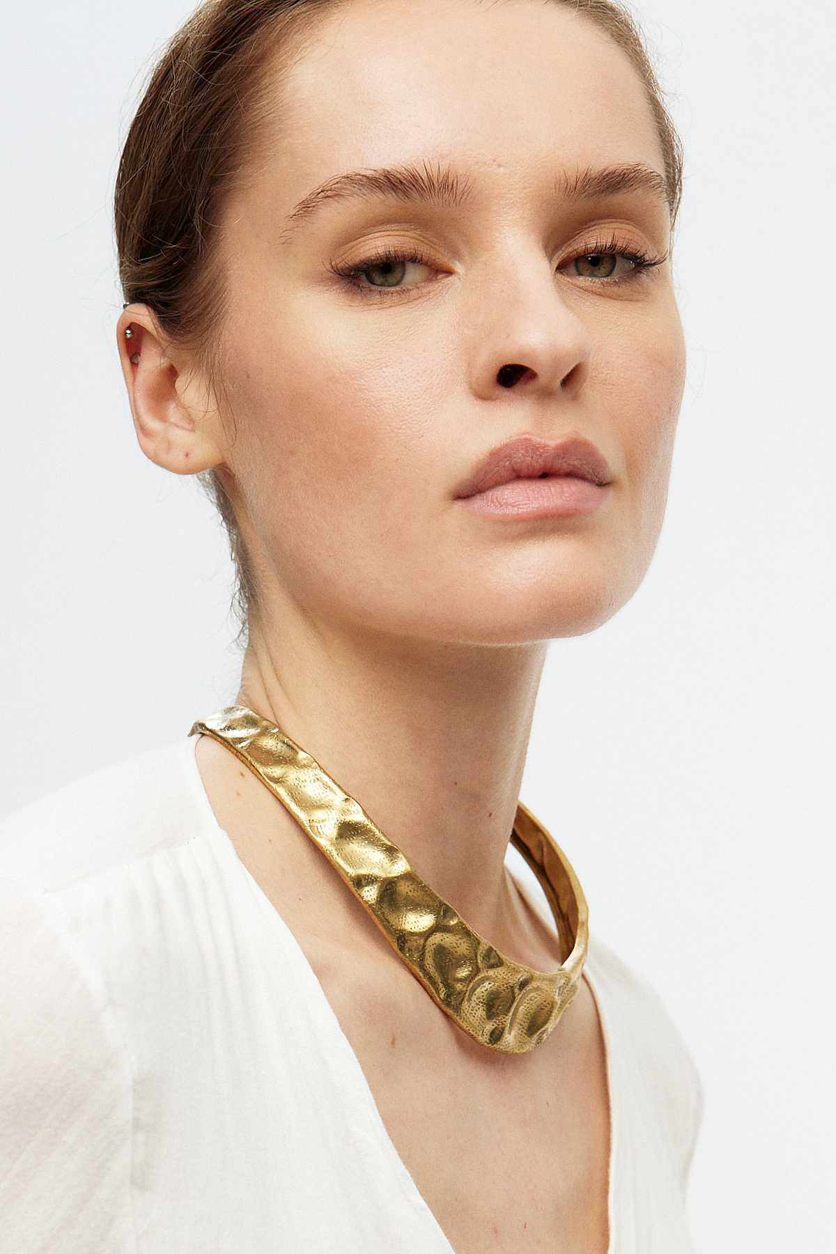 Hammered gold kolye